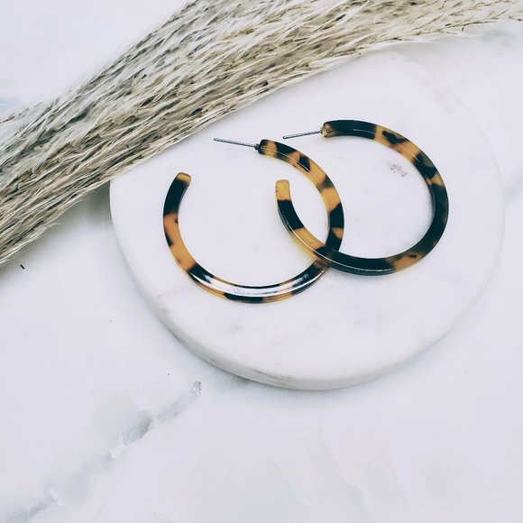 5 for $25 Tortoise Print Acrylic C Hoop Earrings - Picture 3 of 6